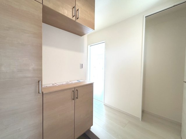 【商談中】リーブルガーデン　一宮市冨田第1期　全4区画分譲の玄関|大容量のシューズ収納付きで玄関周りもすっきり！玄関ドアからの光が玄関ホールを明るくしてくれます。