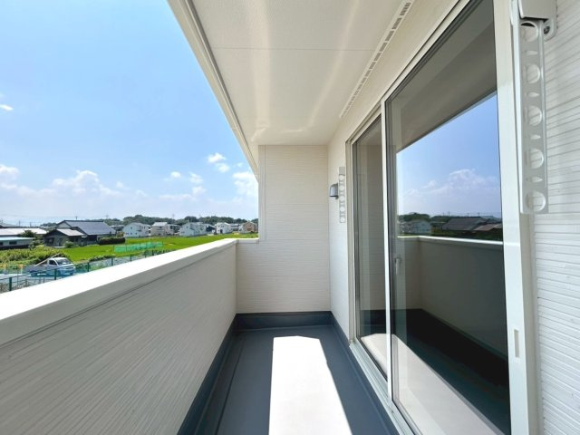 【商談中】リーブルガーデン　一宮市冨田第1期　全4区画分譲のバルコニー|バルコニーは南向きで洗濯物もよく乾きます！強度と表面積硬度を持つFPRで防水しています。