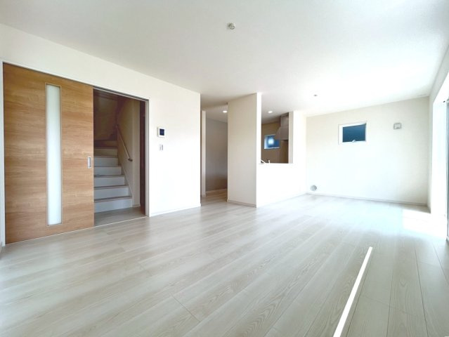 【商談中】リーブルガーデン　一宮市冨田第1期　全4区画分譲の居間・リビング|明るい日差しをふんだんに取り込んだリビングダイニングは家族の笑顔につつまれた素敵な空間になります。
一建設の家は精度が高く丈夫な工法を採用し、「住宅トップランナー基準」に対応しています。