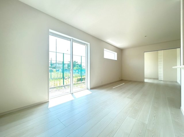 【商談中】リーブルガーデン　一宮市冨田第1期　全4区画分譲の居間・リビング|明るい日差しをふんだんに取り込んだリビングダイニングは家族の笑顔につつまれた素敵な空間になります。
一建設の家は精度が高く丈夫な工法を採用し、「住宅トップランナー基準」に対応しています。