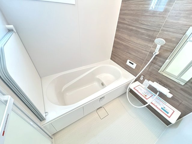 【商談中】リーブルガーデン　一宮市冨田第1期　全4区画分譲の浴室|明るく清潔感がある浴室。浴槽は環境にやさしい節水タイプ。浴槽内ステップで半身浴、親子入浴も安心です。
洗い場の床は乾きやすく滑りにくい快適仕様、水はけが良くカビの発生を軽減できます。
