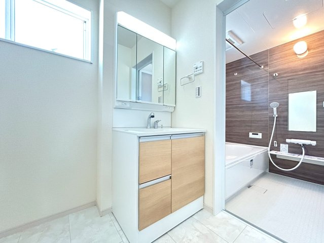 【商談中】リーブルガーデン　一宮市冨田第1期　全4区画分譲の独立洗面台|洗面化粧台 幅 750mm、軽く割れにくい洗面ボールと場所をとらないコンパクト設計の本体キャビネットです。
ミラー扉の内側は全て収納スペースです。リフトアップシャワーを採用し両手が自由に使えます