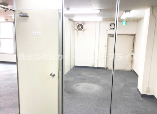 SAKIMOTO BLDGの内装|一部仕切りのある室内です