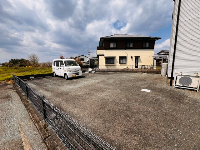 レジデンス尾島の駐車場