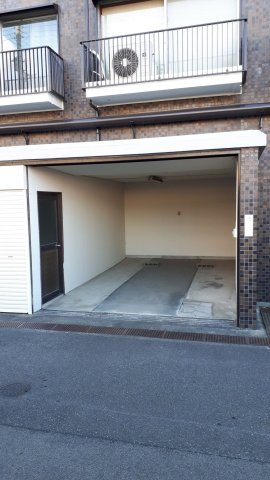 メゾン甲子園の駐車場|専用車庫付き