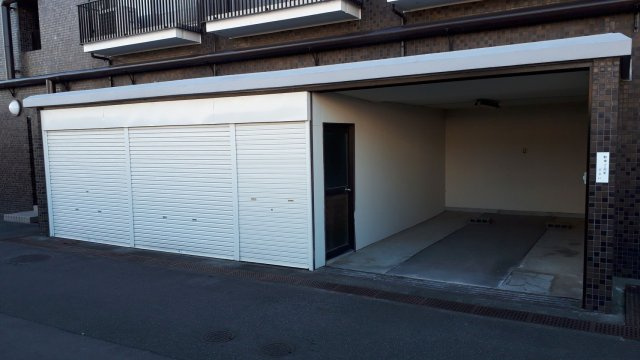 メゾン甲子園の駐車場|シャッター付き