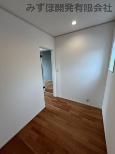 東根市神町西一丁目　神町プライムタウン【C棟】の前面道路含む現地写真