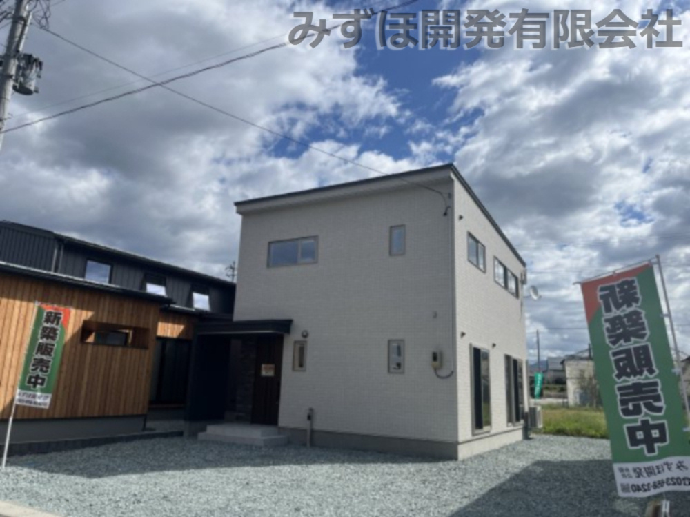 東根市神町西一丁目　神町プライムタウン【C棟】の外観|2台分カーポート＋土間コンクリートを設置してのお渡しとなります。