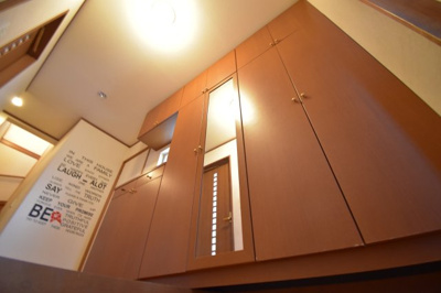 【玄関】 | 東大和市南街3丁目　中古戸建 | いつでもスッキリとした玄関でお客様をお迎え出来る大容量のシューズクローゼット。