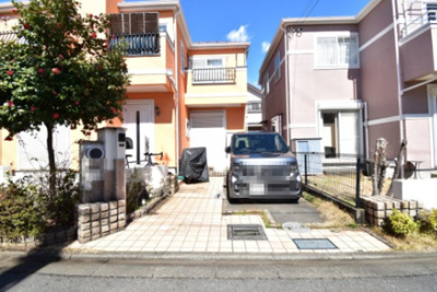 【駐車場】 | 東大和市南街3丁目　中古戸建 | 玄関横の駐車スペースは買い物帰りで荷物が多くても楽ですね。前面道路も広いので車庫入れもしやすいです。