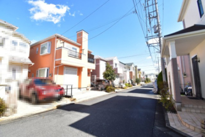 【前面道路含む現地写真】 | 東大和市南街3丁目　中古戸建 | 前面道路公道5メートルあります。運転が苦手な奥様でも楽々駐車可能です。