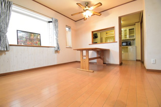 【居間・リビング】 | 東大和市南街3丁目　中古戸建 | 陽の光がたっぷり降り注ぐ広々ＬＤＫで家族団らん