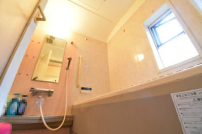 【浴室】 | 東大和市南街3丁目　中古戸建 | シンプルですっきりとまとまったバスルームは、普段のお掃除も楽々。
機能性と利便性を併せ持っています。