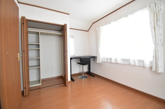 【洋室】 | 東大和市南街3丁目　中古戸建 | おひさまの光を、爽やかな風をたっぷり取り込める洋室