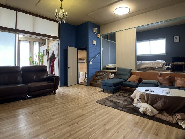 高塚新田庭付き戸建て（母屋）の居間・リビング