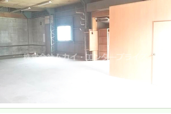 羽曳野市野　貸し倉庫の内装|明るい色調の室内です