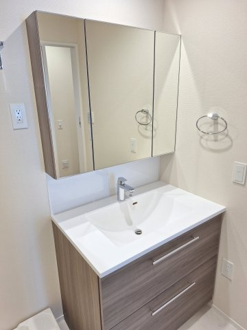 （シニア限定）Loisir壽光の洗面所|鏡面裏に収納あり/ホースヘッド