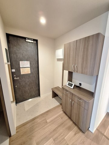 （シニア限定）Loisir壽光の玄関|手すりと椅子で立ち座りを補助/靴の履き替え時の転倒防止