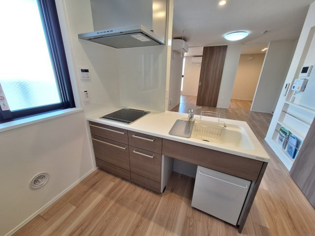 （シニア限定）Loisir壽光のキッチン|座りながら作業ができるキッチンです。IHで火災予防に配慮