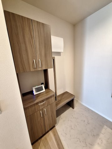 （シニア限定）Loisir壽光の玄関|手すりと椅子で立ち座りを補助/靴の履き替え時の転倒防止