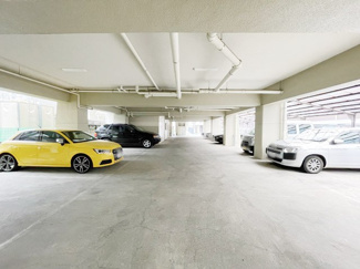 【駐車場】 | マンションの駐車場スペース。空きの有無や駐車料金、サイズ規定などについては、改めてお問い合わせください。～即日のご見学可能～　お問合せはお気軽にどうぞ。