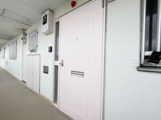【その他共用部分】 | 皆様をお迎えする、お部屋の玄関ドア。開けやすさや開放角度、ドアノブの操作しやすさや鍵の形状などを、現地で一度ご確認ください。～即日のご見学可能～　お問合せはお気軽にどうぞ。
