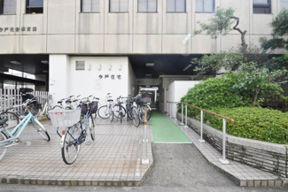 【エントランス】 | お客様を、そして住人を出迎えてくれるマンションのエントランス。ゴミが落ちていないことからも、管理状態の良さや住民の節度の高さが見て取れます。～即日のご見学可能～　お問合せはお気軽にどうぞ。
