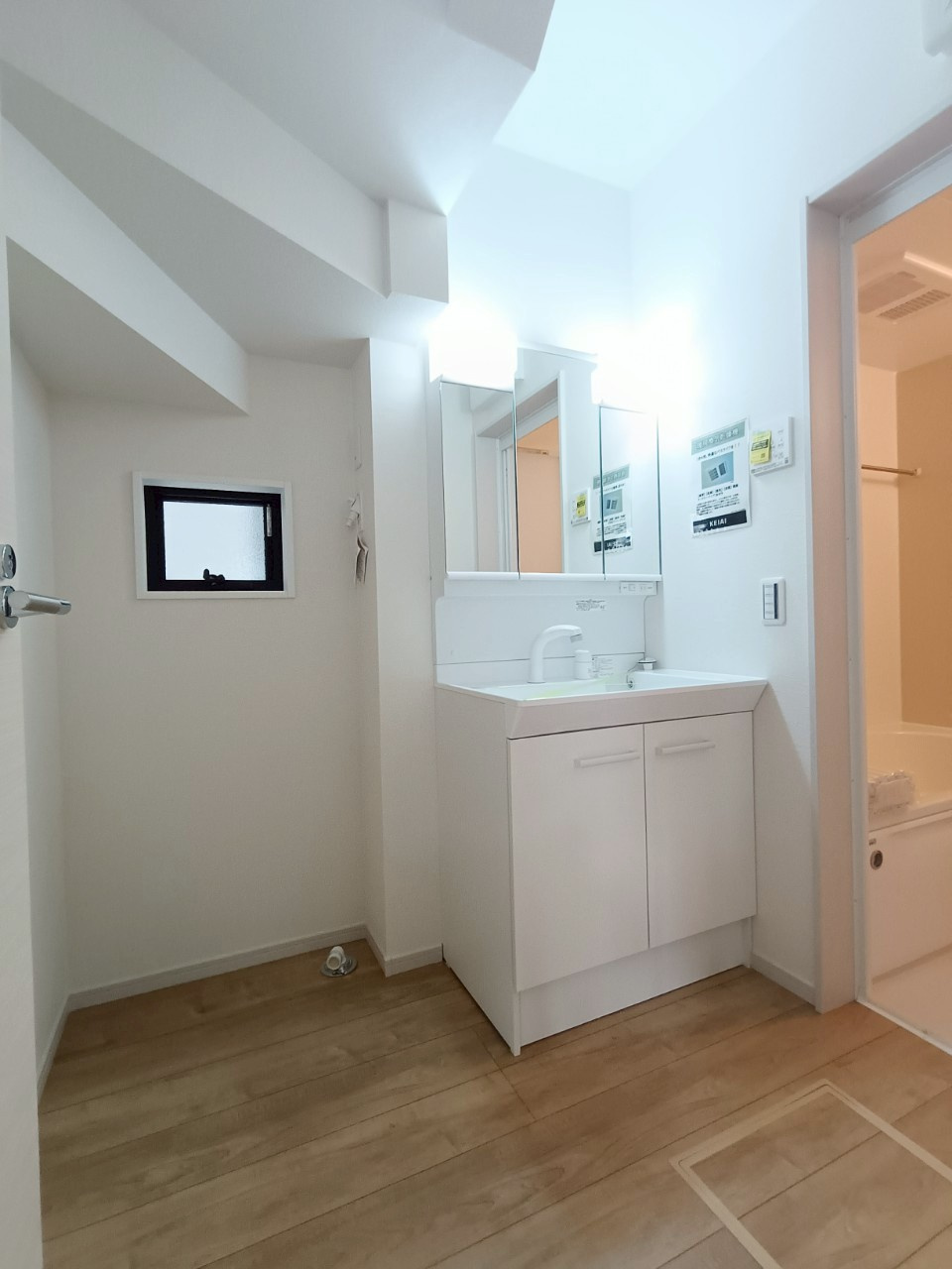 八潮市　緑町3丁目　新築戸建　全2棟の洗面所|脱衣スペースもあります