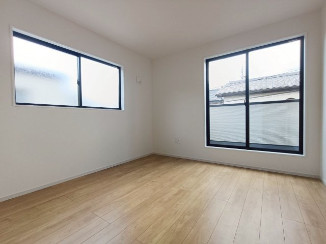 八潮市　緑町3丁目　新築戸建　全2棟の洋室|明るい洋室です