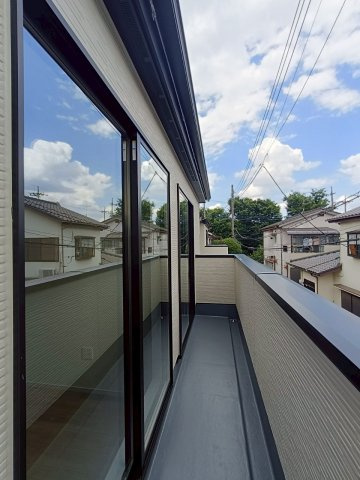 八潮市　緑町3丁目　新築戸建　全2棟のバルコニー|開放的で明るい空間を演出してくれるバルコニーです