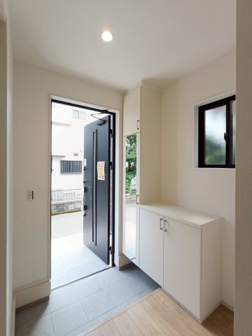 八潮市　緑町3丁目　新築戸建　全2棟の玄関|収納もある玄関です