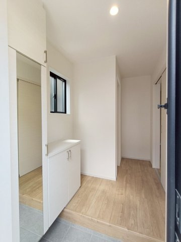 八潮市　緑町3丁目　新築戸建　全2棟の玄関|シンプルで使いやすい玄関です