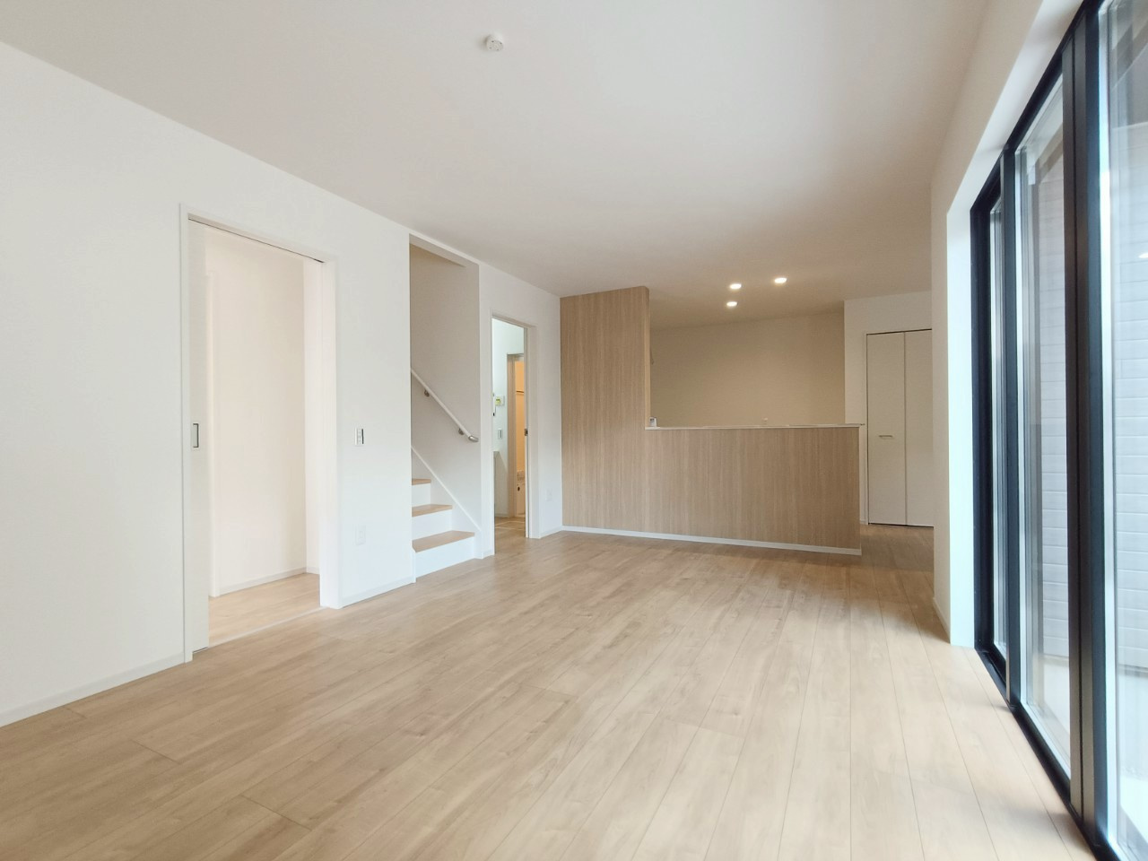 八潮市　緑町3丁目　新築戸建　全2棟の居間・リビング|ゆったり過ごせるリビングです