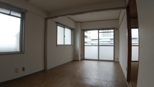 サンパールビルの居間