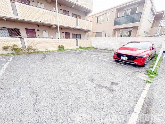 エレガンス喜連の駐車場