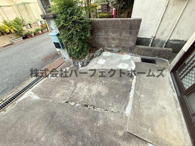 高柳７丁目テラスの駐車場|車をお持ちの方に嬉しい駐車場付きの物件です