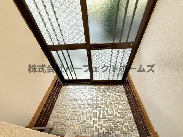 高柳７丁目テラスの玄関|収納もある玄関です