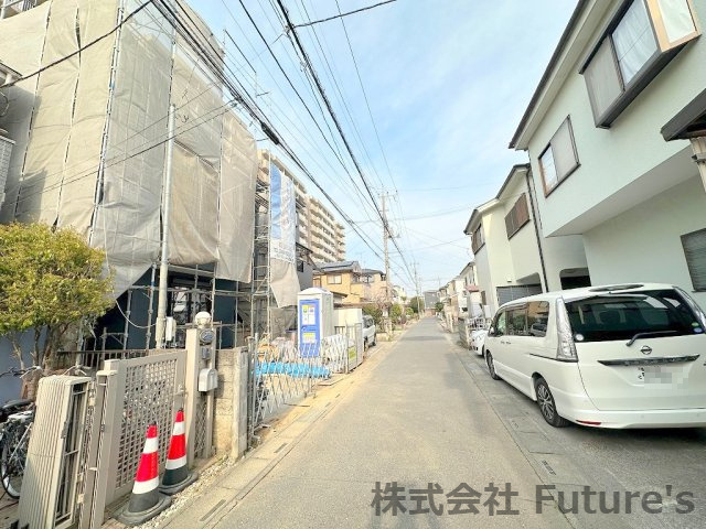 吉川市大字保　新築戸建　全1棟の前面道路含む現地写真|前面道路含む現地写真です。