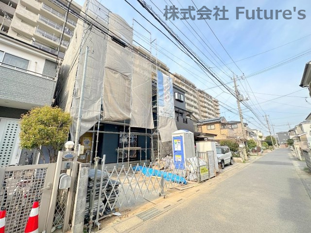 吉川市大字保　新築戸建　全1棟の外観|前面道路含む現地写真です。
