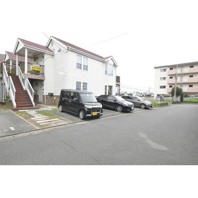 メゾンフルールの駐車場|駐車場があるので、車を買う予定の方も安心です