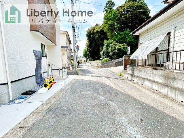 守谷市けやき台2丁目24-1期　新築戸建　1号棟の前面道路含む現地写真