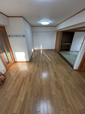 【居間・リビング】 | ビバライフ尾倉 | 不動産は「ご縁」が大事と言われています。お目に留まったのも運命！当社で一歩踏み出してみませんか？即日案内可能です♪気になる物件全て当社で鍵の手配できますので、お気軽にお声がけください。