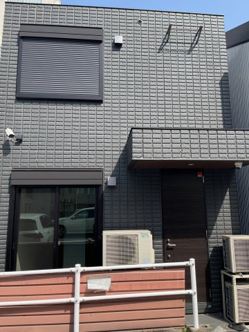 ZZBビルの外観|裏口