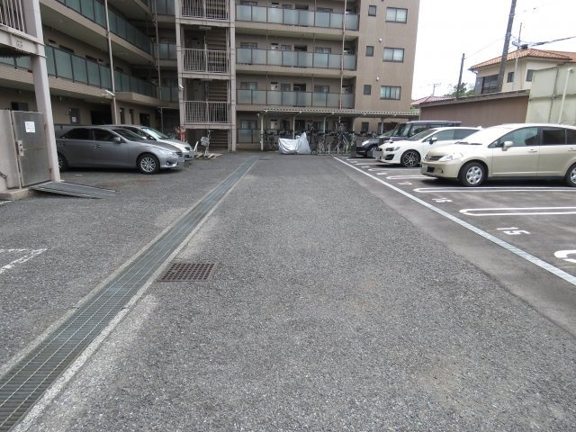 ファミール川越　ルーフバルコニー付きの駐車場
