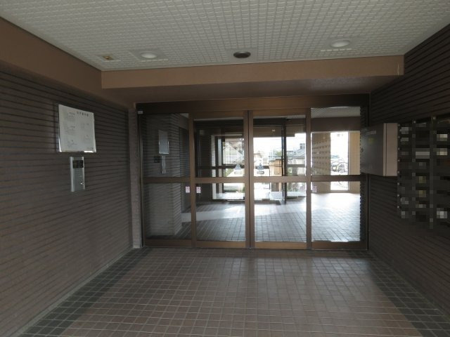 ファミール川越　ルーフバルコニー付きのエントランス