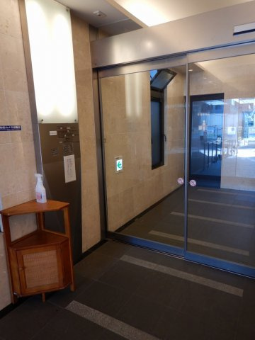 アルテール新宿のエントランス