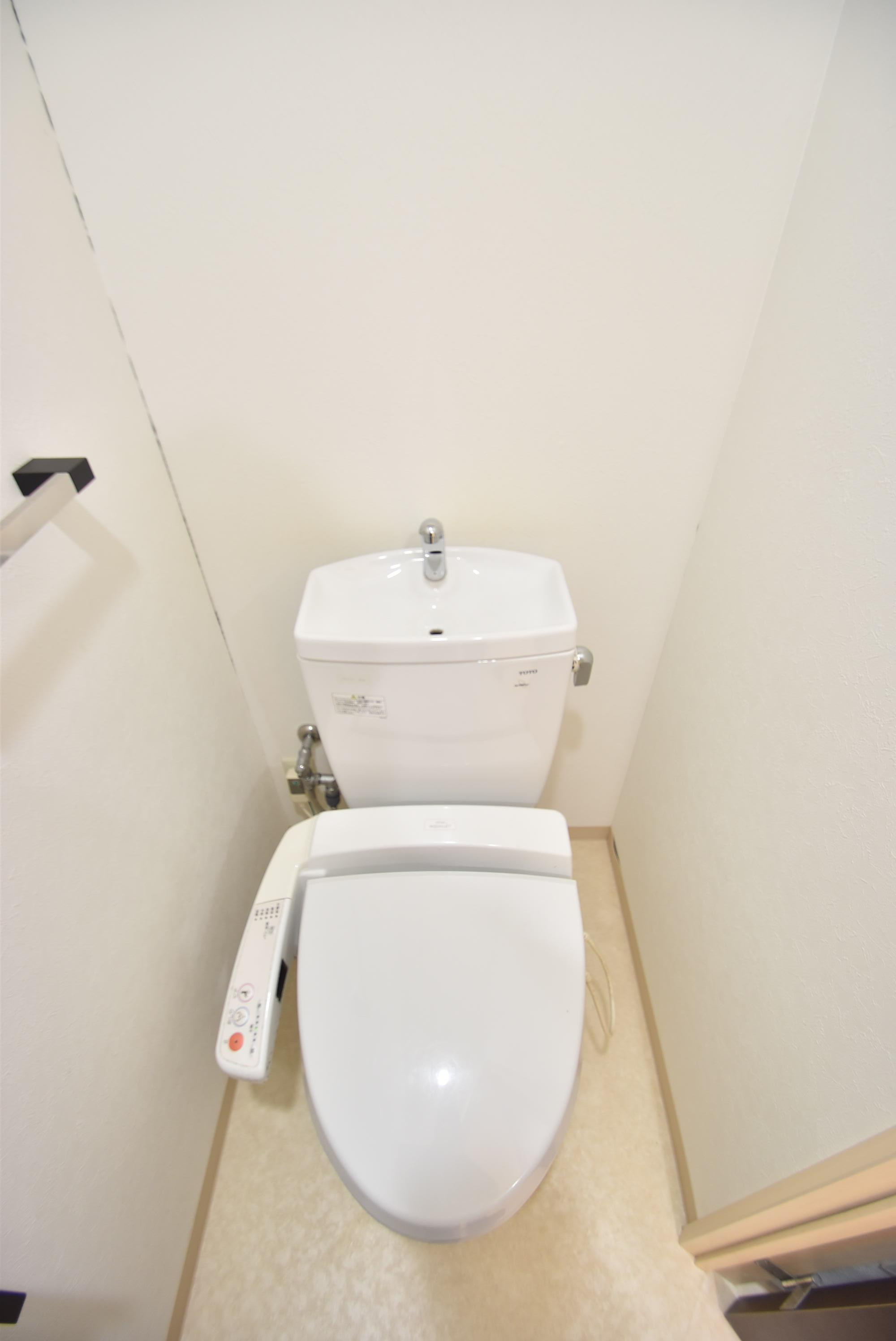 大阪市都島区片町１丁目の賃貸マンションのトイレ
