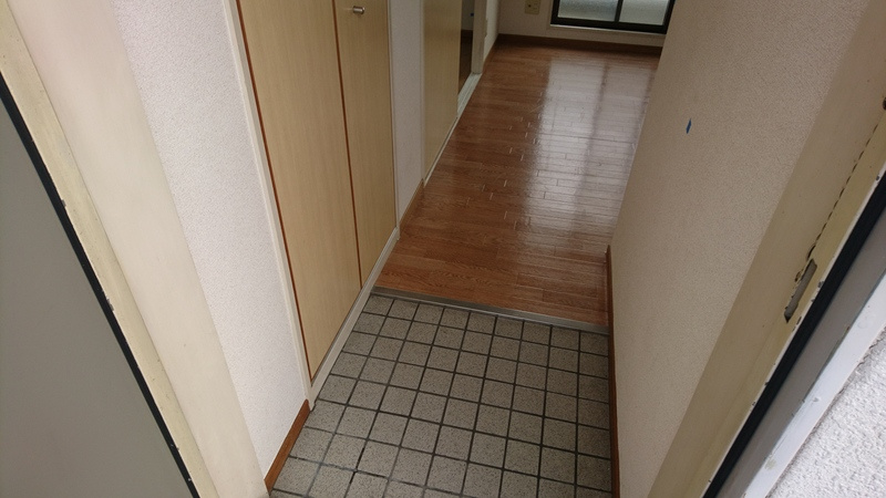 シャトー第一土山の玄関