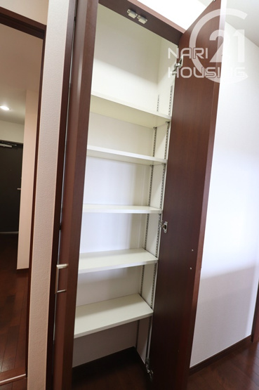 【設備】 | レクセルマンション福生第二 | キッチンにある収納スペースです