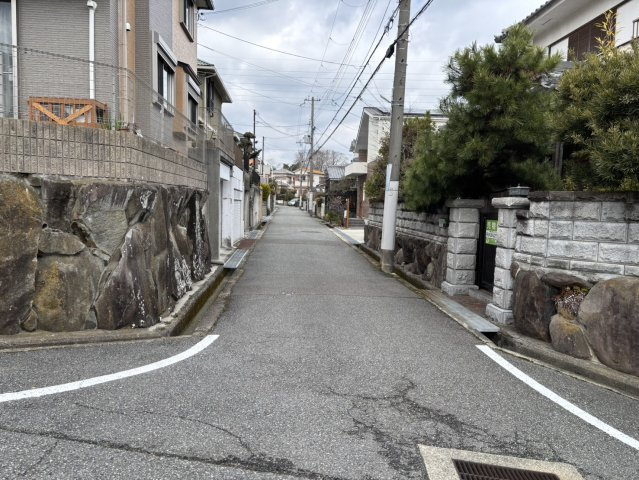 若葉台2丁目上物付土地の前面道路含む現地写真